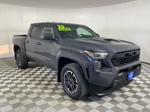 Used 2025 Toyota Tacoma TRD Sport AWD/4WD image 26