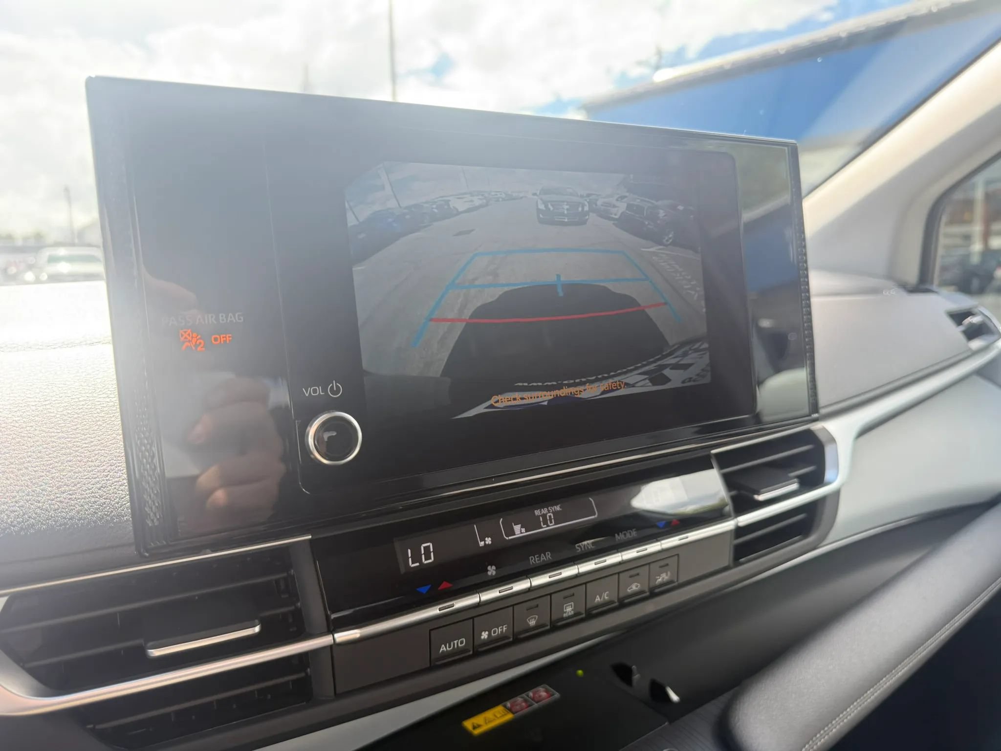 Used 2025 Toyota Sienna LE FWD image 13
