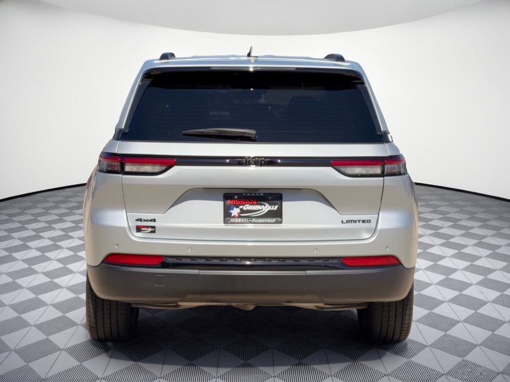 Used 2024 Jeep Grand Cherokee Limited w/ Black Appearance Package AWD/4WD image 11