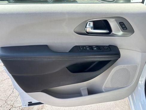 Certified 2023 Chrysler Pacifica Touring-L FWD image 15
