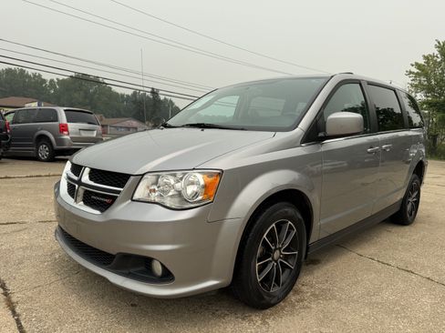 Used 2018 Dodge Grand Caravan SXT FWD image 2