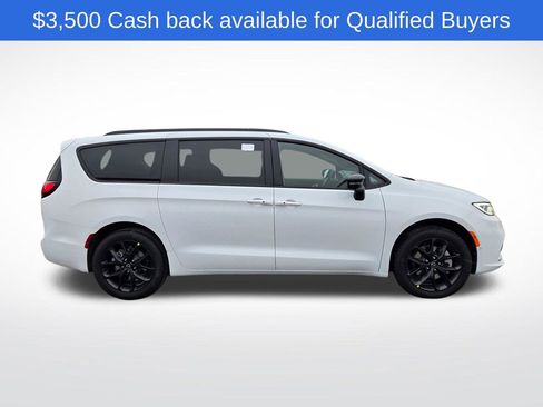 New 2026 Chrysler Pacifica Limited w/ Uconnect Theater Family Group image 2