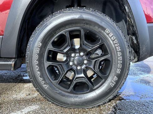 Used 2019 Jeep Cherokee Trailhawk image 22