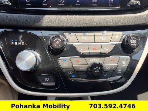 Used 2023 Chrysler Pacifica Touring-L FWD image 16