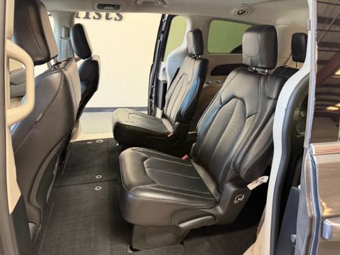 Used 2023 Chrysler Pacifica Touring-L FWD image 25