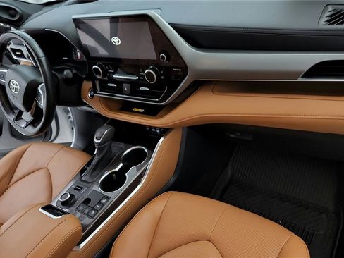 Used 2023 Toyota Highlander Platinum image 28