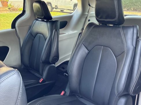 Used 2024 Chrysler Pacifica Limited FWD image 13