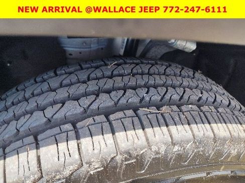 Used 2025 Jeep Grand Cherokee Laredo w/ Luxury Tech Group I RWD image 6