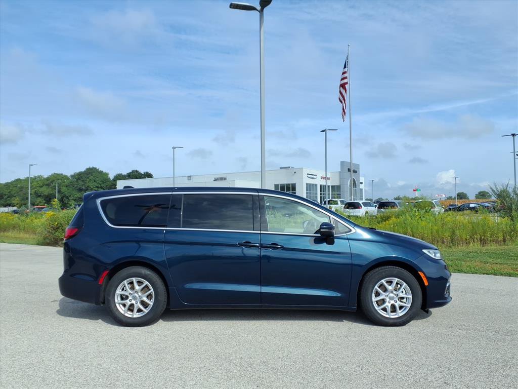Used 2023 Chrysler Pacifica Touring-L FWD image 2