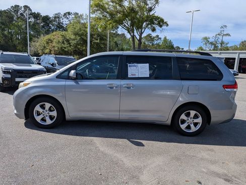 Used 2014 Toyota Sienna LE image 5