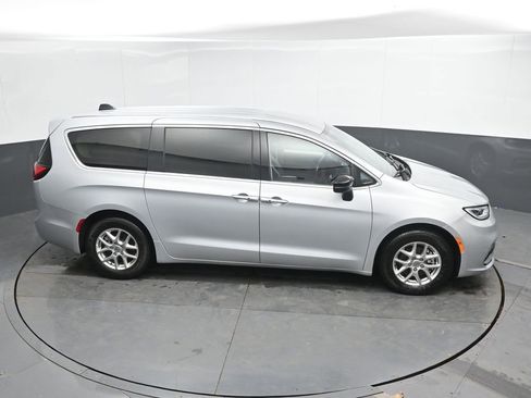 Used 2024 Chrysler Pacifica Touring-L image 15