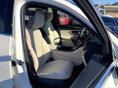 Used 2025 Mercedes-Benz GLC 350e 4MATIC image 7