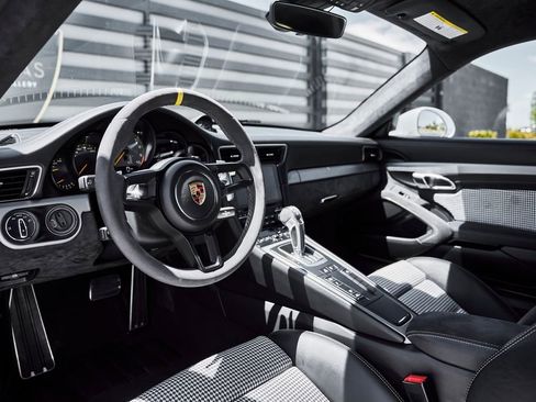 Used 2018 Porsche 911 GT3 RWD image 2