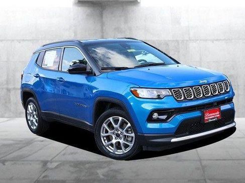 Used 2025 Jeep Compass Limited AWD/4WD image 2