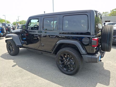 Used 2025 Jeep Wrangler Unlimited Sahara w/ Safety Group AWD/4WD image 4