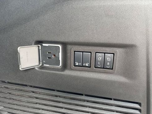 Used 2025 GMC Yukon XL Denali w/ Sun & Power Step Package AWD/4WD image 9
