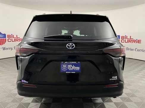 Used 2024 Toyota Sienna XLE image 4