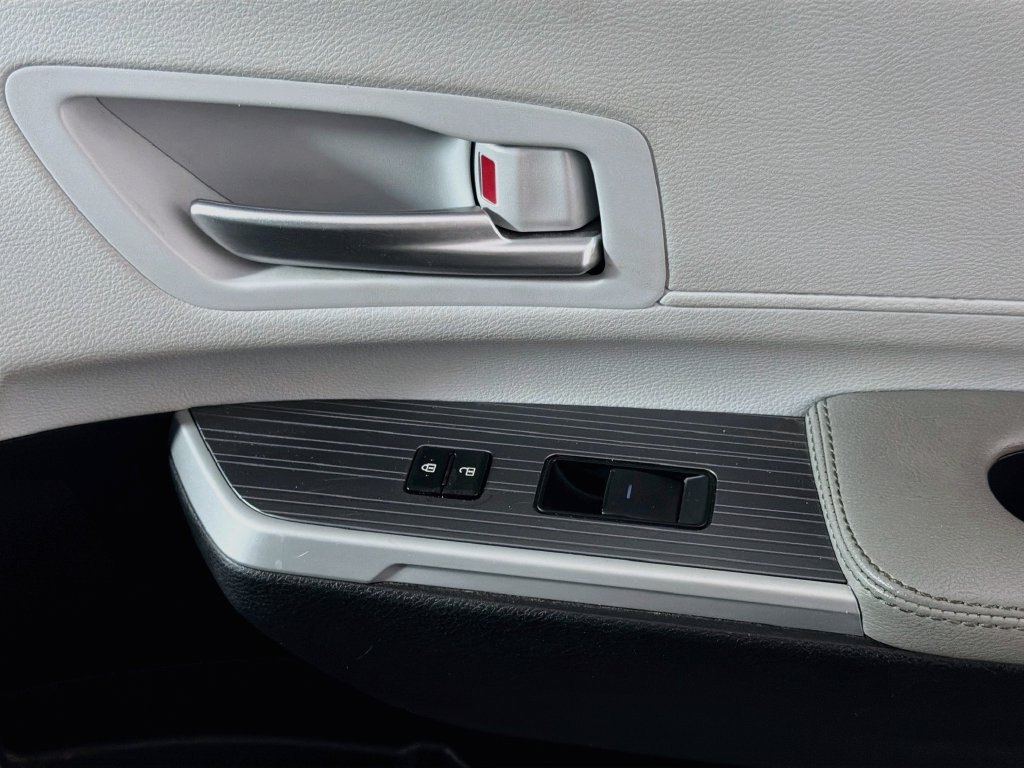 Used 2025 Toyota Sienna XLE FWD image 28