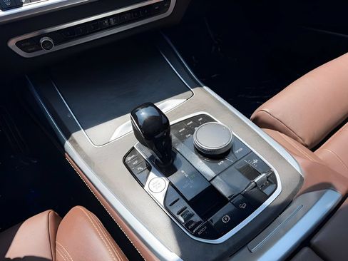 Used 2022 BMW X7 xDrive40i w/ M Sport Package AWD/4WD image 18