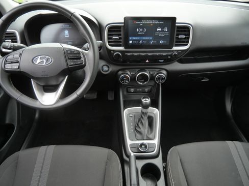 Used 2025 Hyundai Venue SEL FWD image 10