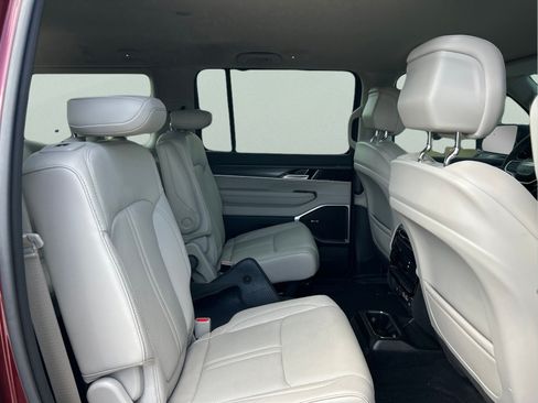 Certified 2023 Jeep Wagoneer Series III w/ Convenience Group I AWD/4WD image 12