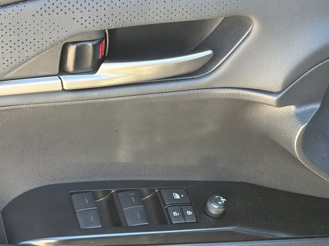 Used 2025 Toyota Camry XSE FWD image 6