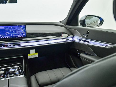 New 2026 BMW 750e xDrive image 17