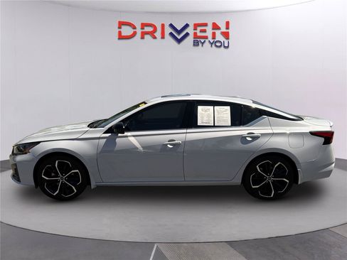 Used 2023 Nissan Altima 2.5 SR w/ SR Premium Package FWD image 7