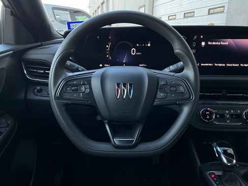 Used 2025 Buick Envista Preferred image 32
