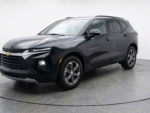 Used 2025 Chevrolet Blazer LT FWD image 3