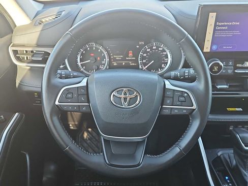 Used 2023 Toyota Highlander XLE image 11