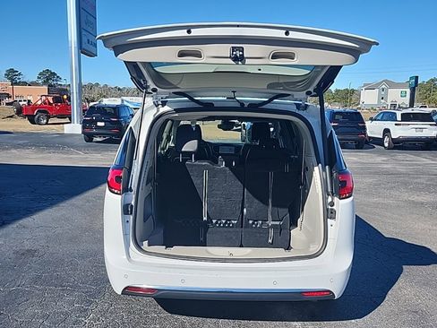 Used 2024 Chrysler Pacifica Touring-L FWD image 28