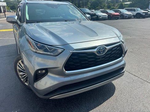 Certified 2021 Toyota Highlander Platinum AWD/4WD image 1