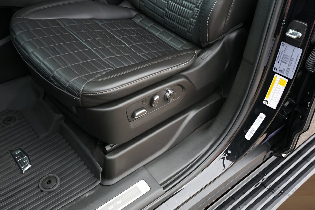 Used 2024 Cadillac Escalade ESV Sport Platinum w/ LPO, ONYX Package AWD/4WD image 8