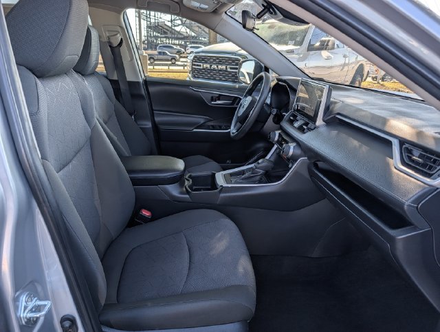 Used 2025 Toyota RAV4 XLE FWD image 31
