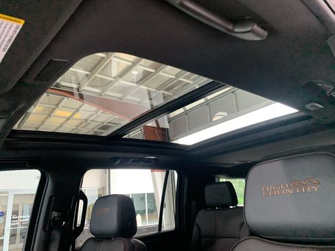 Used 2025 Chevrolet Suburban High Country RWD image 28
