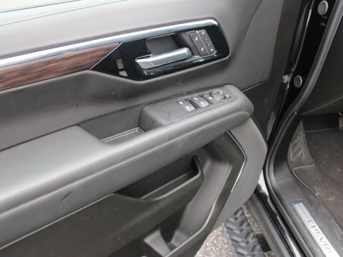 Used 2025 Chevrolet Suburban Z71 image 28