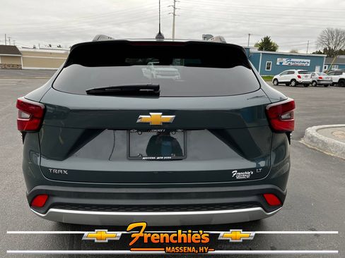 Used 2025 Chevrolet Trax LT w/ LT Convenience Package FWD image 4