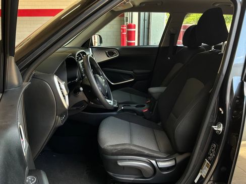 Used 2025 Kia Soul LX w/ LX Technology Package FWD image 10