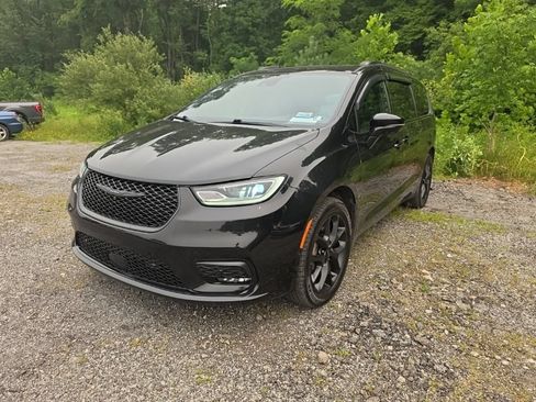 Used 2021 Chrysler Pacifica Limited w/ Uconnect Theater Family Group AWD/4WD image 8