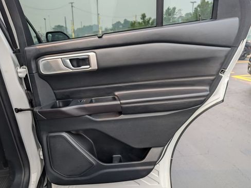 Used 2020 Ford Explorer Platinum w/ Premium Technology Package AWD/4WD image 18