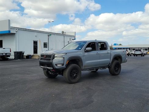 Used 2025 Nissan Frontier PRO-4X image 13