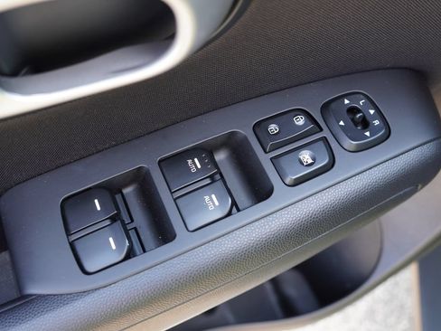 Used 2015 Kia Soul + FWD image 21