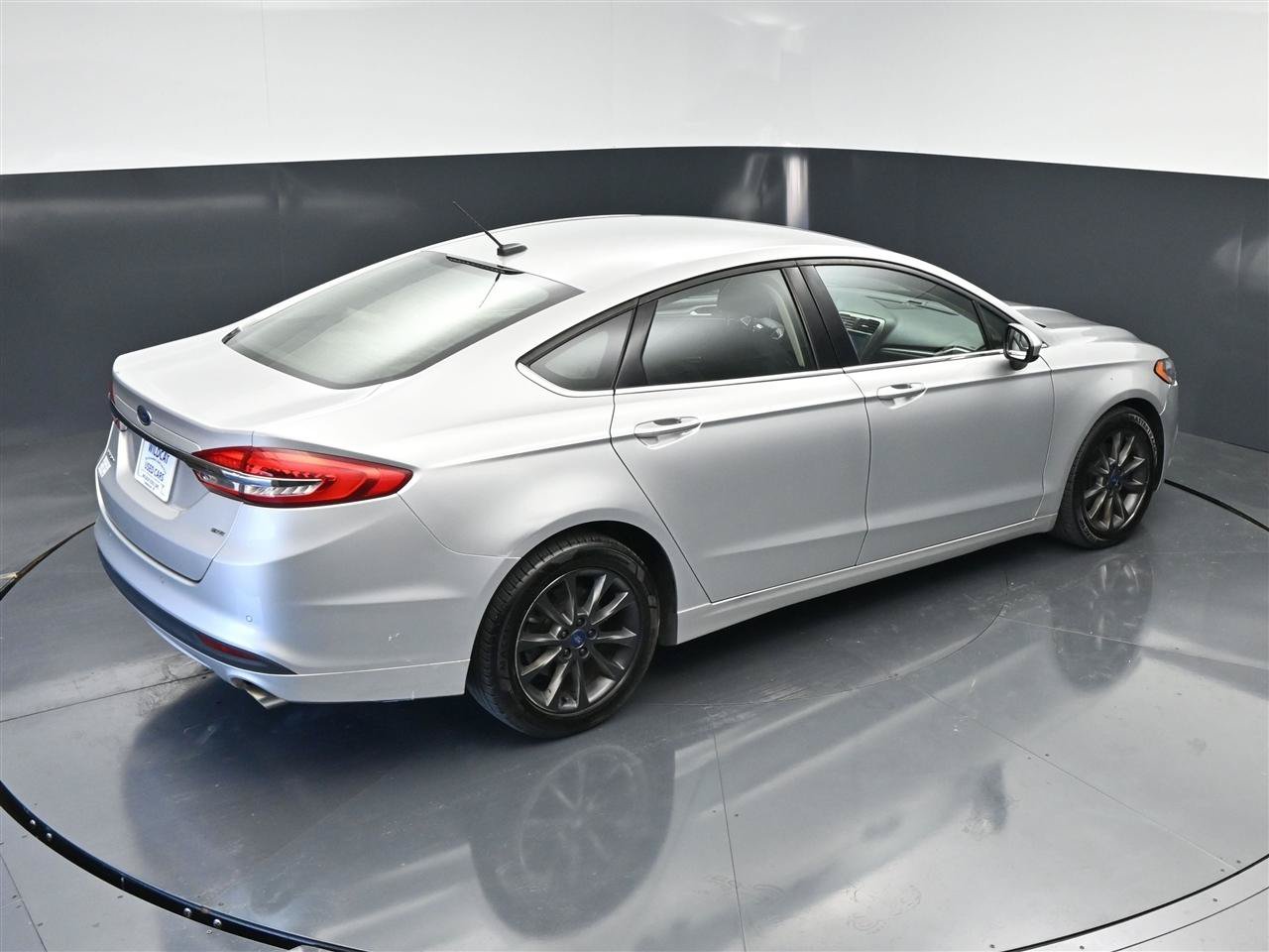 Used 2017 Ford Fusion SE w/ Fusion SE Technology Package FWD image 23