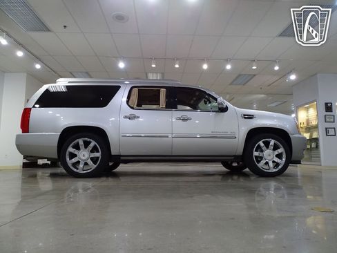 Used 2011 Cadillac Escalade ESV Premium image 20