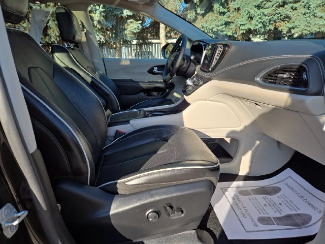 Used 2023 Chrysler Pacifica Limited FWD image 42