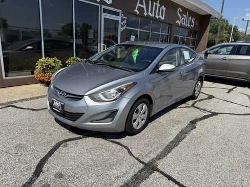 Used 2016 Hyundai Elantra SE image 2