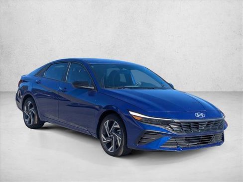Used 2025 Hyundai Elantra Sport image 3