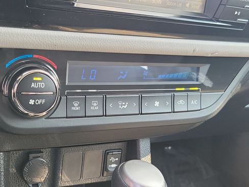 Used 2014 Toyota Corolla LE FWD image 28