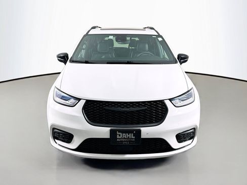 Used 2025 Chrysler Pacifica Limited FWD image 3